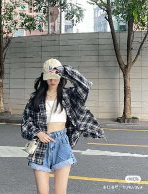 Áo ba lỗ + sơ mi khoác ngoài + quần jeans lửng