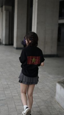 áo phông với chân váy
